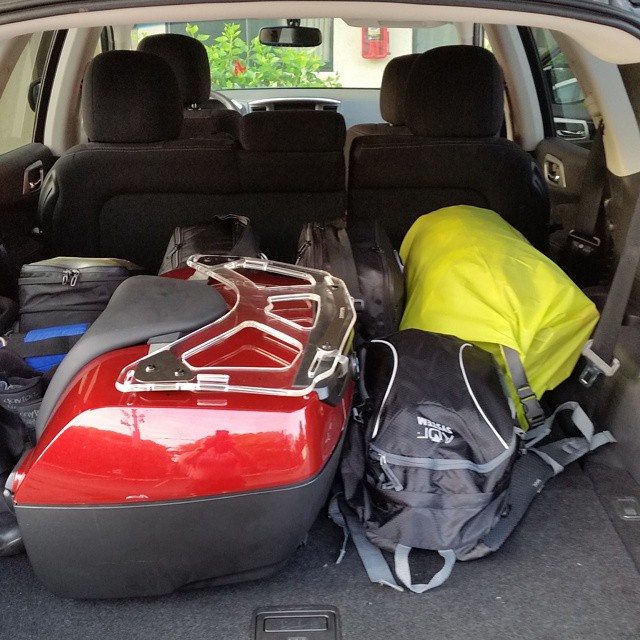 Das überflüssige Gepäck ist im Store verstaut. Der Rest geht mit auf Tour. Die nächste Hürde : Unser Motorrad ist nicht wie geplant am Freitag den 24.04. in Miami angekommen. Es sollte auch schon vom Zoll abgefertigt sein. Wir sind jetzt noch in Fort Myers und fahren am Montag nach Miami.