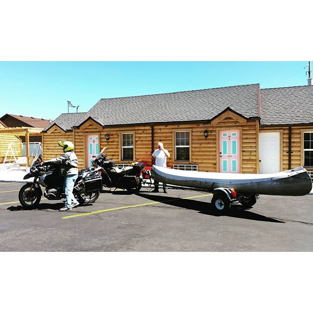 Am Nachmittag trauten wir unseren Augen nicht. Wir saßen nichtsahnend vor unserer Unterkunft, als 2 BMW Motorräder neben uns halt machten. 2 super lustige ältere Herrn hatten sichtlich ihren Spaß an unseren erstaunten Gesichtern. Der eine hatte sein Kanu von ca. 4 Mtr.länge auf einem Trailer im schlepp. Die beiden kamen aus Nevada. Und mit Motorrad und Kanu hat er fast die ganze USA bereist. BMW #BMWMOTORRAD #BMWROADTRIP.DE #MOTORRAD #ROUTE66 #VORBEREITUNGEN #DHL #NORDEN #NORDERNEY #FLORIDA #USA #DAYTONA #MIAMI #NYC #WASHINGTON #MONTREAL #NIAGARAFALLS #CHICAGO #ROCKYS #LOSANGELES #SANFRANCISCO #HOUSTEN #NEWORLEANS #TAMPA #URLAUB #HOLIDAY #BITBURGERALKOHOLFREI #BITBURGER #BITTEEINBIT#Düsseldorf#MOA