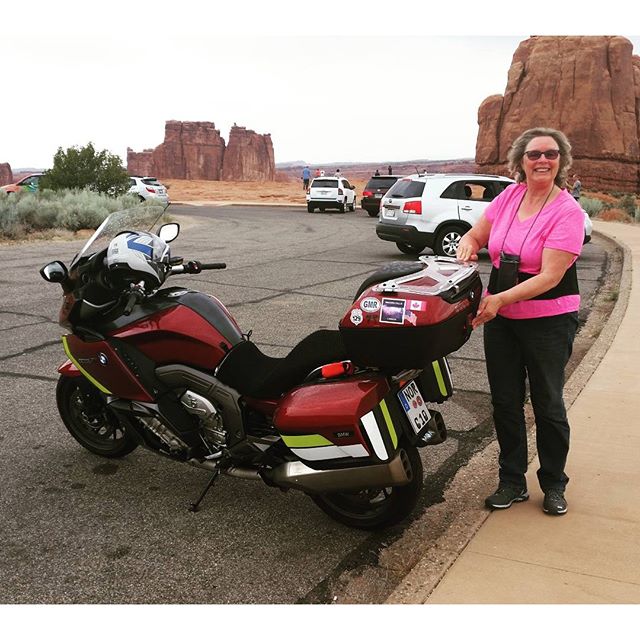 Ist das nicht schön, auch Elke freut sich in Park. BMW #BMWMOTORRAD #BMWROADTRIP.DE #MOTORRAD #ROUTE66 #VORBEREITUNGEN #DHL #NORDEN #NORDERNEY #FLORIDA #USA #DAYTONA #MIAMI #NYC #WASHINGTON #MONTREAL #NIAGARAFALLS #CHICAGO #ROCKYS #LOSANGELES #SANFRANCISCO #HOUSTEN #NEWORLEANS #TAMPA #URLAUB #HOLIDAY #BITBURGERALKOHOLFREI #BITBURGER #BITTEEINBIT#Düsseldorf#MOA