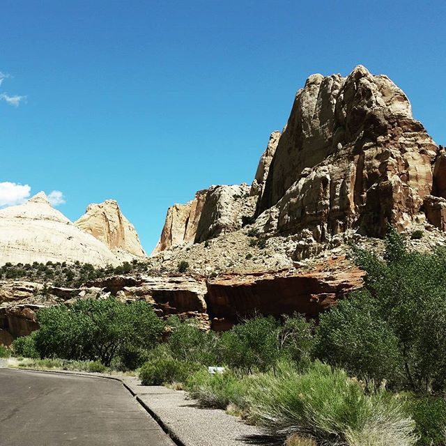 Heute morgen sind wir von Moab über Hanksville durch den Capitol National Park nach Torrey gefahren. Hier bleiben wir eine Nacht. Morgen wollen wir weiter nach Cedar City. BMW #BMWMOTORRAD #BMWROADTRIP.DE #MOTORRAD #ROUTE66 #VORBEREITUNGEN #DHL #NORDEN #NORDERNEY #FLORIDA #USA #DAYTONA #MIAMI #NYC #WASHINGTON #MONTREAL #NIAGARAFALLS #CHICAGO #ROCKYS #LOSANGELES #SANFRANCISCO #HOUSTEN #NEWORLEANS #TAMPA #URLAUB #HOLIDAY #BITBURGERALKOHOLFREI #BITBURGER #BITTEEINBIT#Düsseldorf#MOA